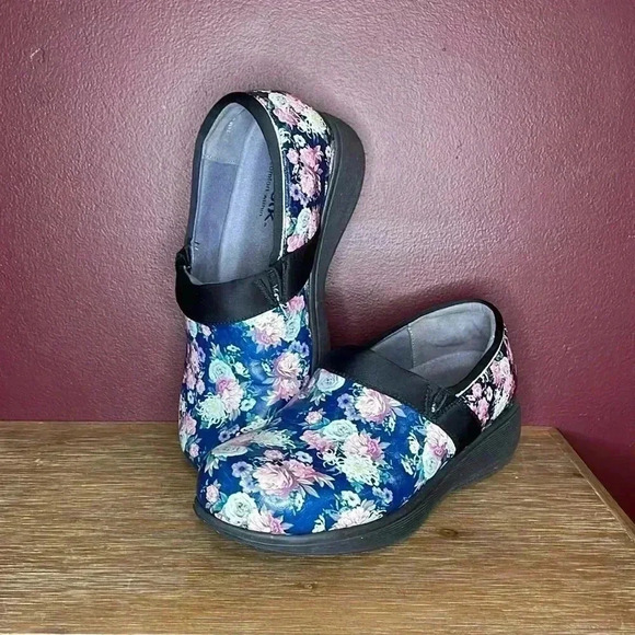 Softwalk Floral Clog - Picture 1 of 12